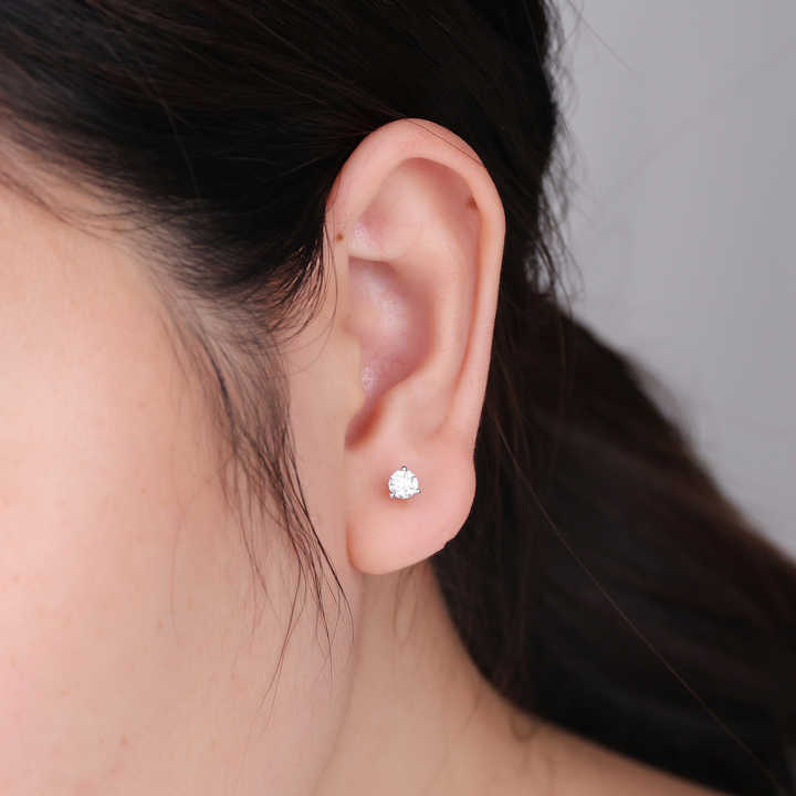 18k gold top quality three claws IGI certified natural diamond stud earrings