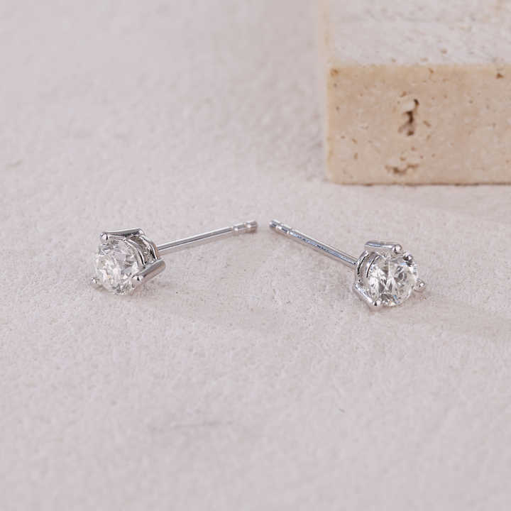 18k gold top quality three claws IGI certified natural diamond stud earrings