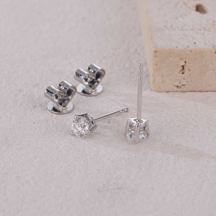 18k gold top quality three claws IGI certified natural diamond stud earrings